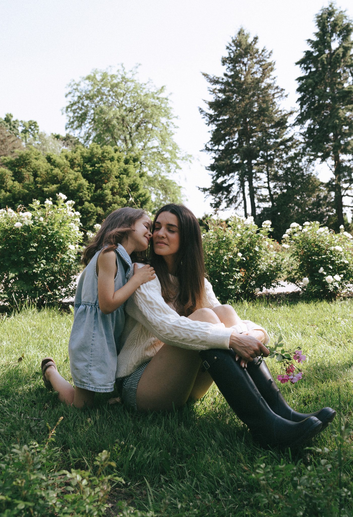 Mother and daughter hugging for a family photoshoot in Jardin botanique de Montréal