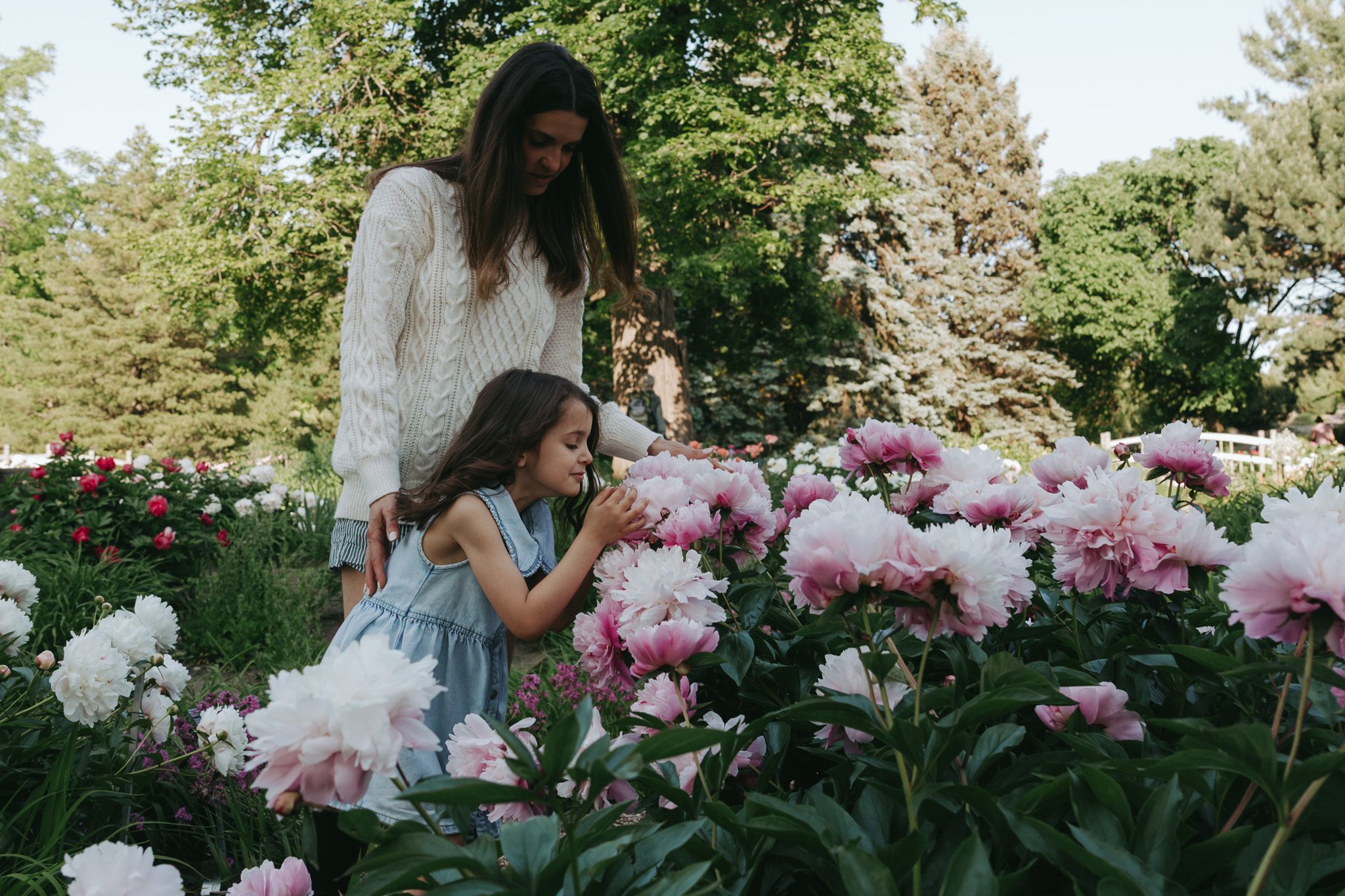 Girl smelling flowers at the Jardin botanique de Montréal for a family photo session