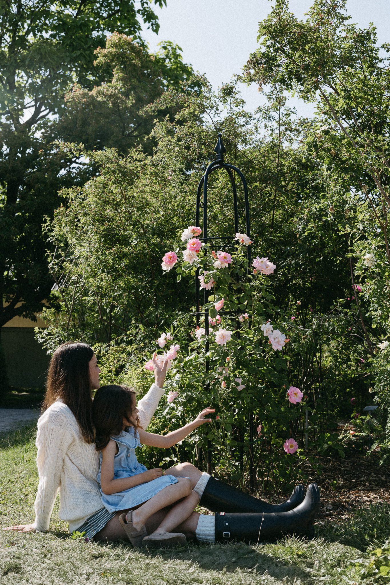 Mom and daughter admiring flowers at the Jardin botanique de Montréal