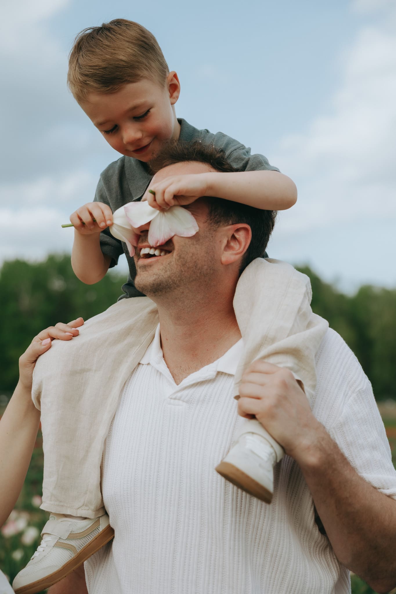 Son puts tulips on his dad for a family photoshoot in Montreal 